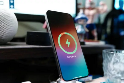 江源苹果15换屏服务分享用什么充电器给iPhone15充电更好 